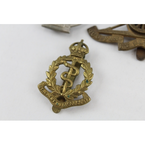 399 - Military Cap Badges Inc Royal Armoured Corps, Wiltshire Regt, Yorkshire, Etc x10