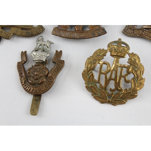 399 - Military Cap Badges Inc Royal Armoured Corps, Wiltshire Regt, Yorkshire, Etc x10