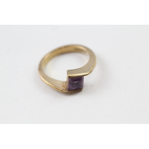 47 - 9ct gold square cut amethyst cross over dress ring (3.4g) Size  L