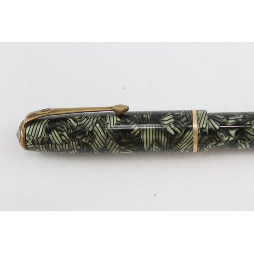 494 - Vintage Conway Stewart 28 Green FOUNTAIN PEN w/ 14ct Gold Nib WRITING