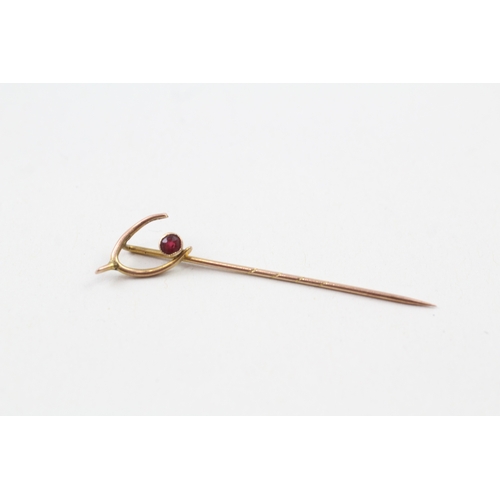 52 - 9ct gold antique garnet topped double wishbone stick pin (0.7g)