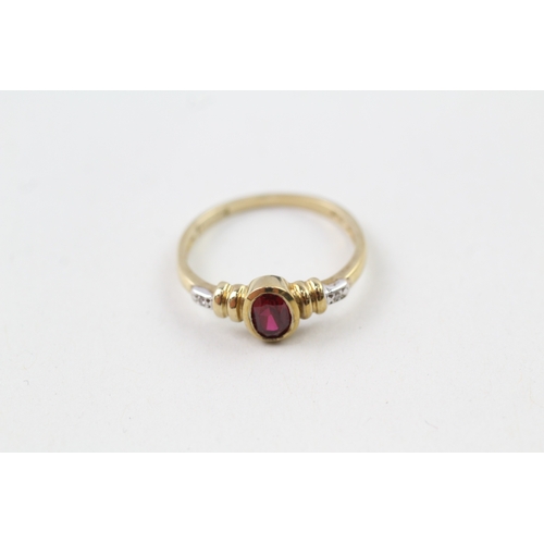 53 - 9ct gold red gemstone solitaire ring with diamond set shoulders (2g) Size  O