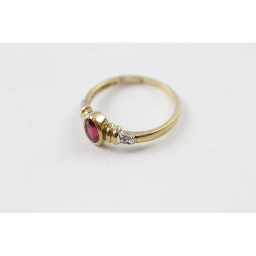 53 - 9ct gold red gemstone solitaire ring with diamond set shoulders (2g) Size  O