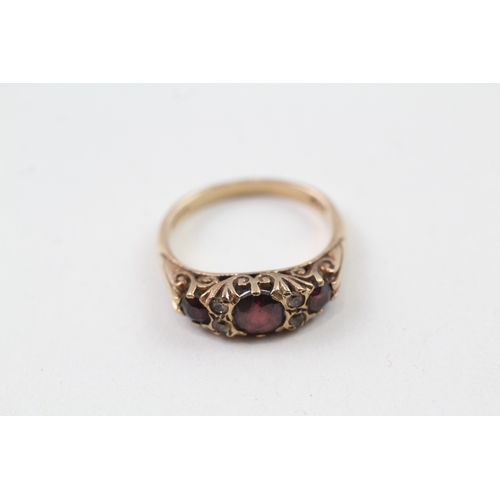 57 - 9ct gold vintage garnet & white gemstone ring (3.8g) Size  O