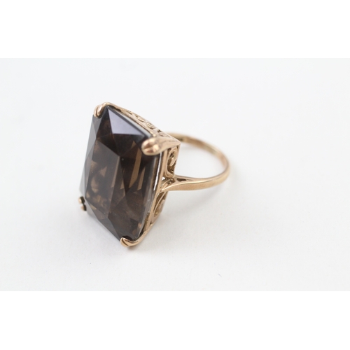 71 - 9ct gold vintage smokey quartz dress ring (12.6g) Size  M 1/2