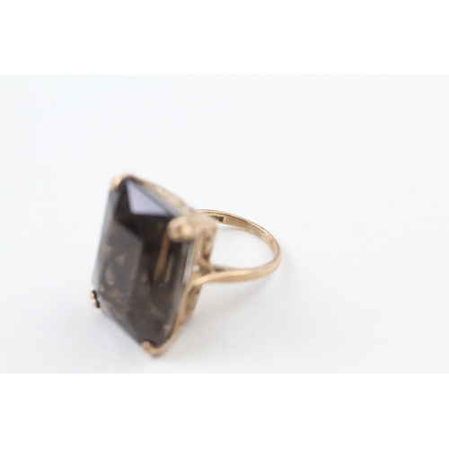 71 - 9ct gold vintage smokey quartz dress ring (12.6g) Size  M 1/2