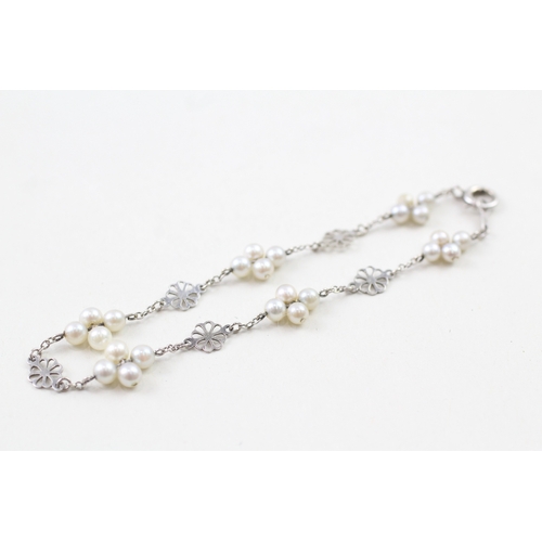 93 - 9ct white gold cultured pearl fancy link bracelet with 1 bead replaced by a faux pearl (2.6g)