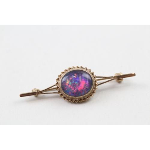 99 - 9ct gold vintage opal cabochon bar brooch (2.9g)