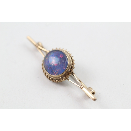 99 - 9ct gold vintage opal cabochon bar brooch (2.9g)