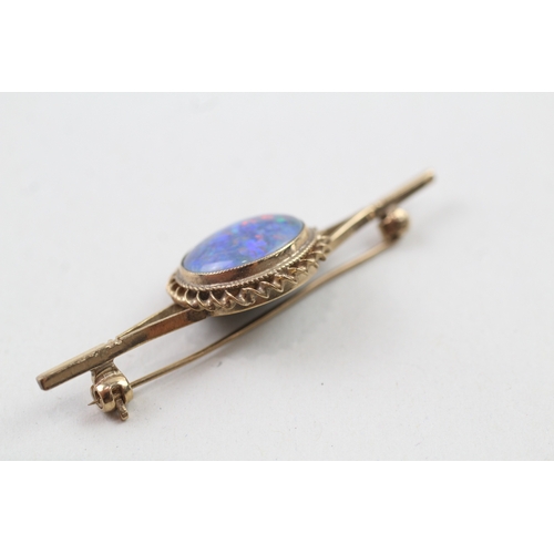 99 - 9ct gold vintage opal cabochon bar brooch (2.9g)