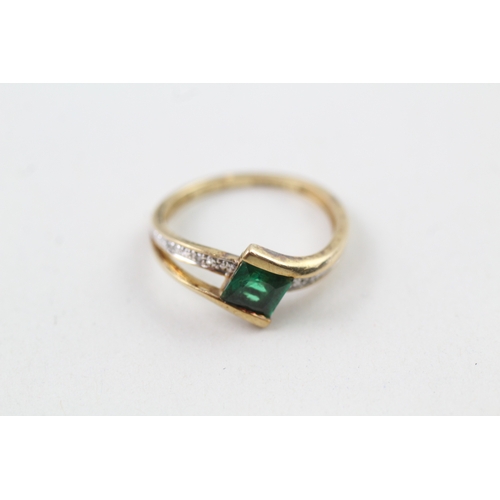 100 - 9ct gold green paste and diamond crossover dress ring (1.7g) Size  K