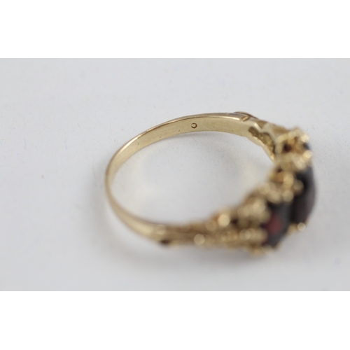 104 - 9ct gold vintage garnet trilogy dress ring with patterned gallery (4.1g) Size  T