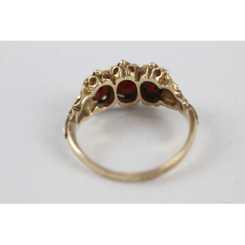 104 - 9ct gold vintage garnet trilogy dress ring with patterned gallery (4.1g) Size  T