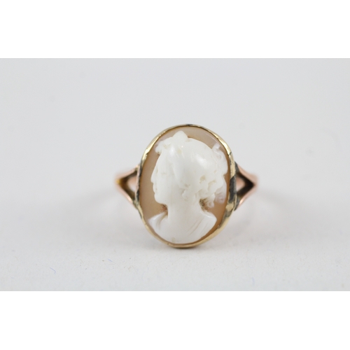 109 - 9ct gold antique shell cameo dress ring with split shoulders (2.8g) Size  M