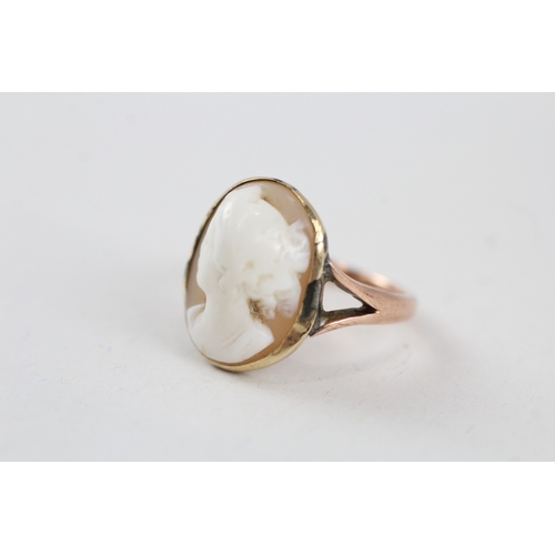 109 - 9ct gold antique shell cameo dress ring with split shoulders (2.8g) Size  M