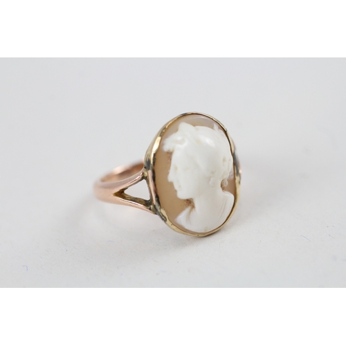 109 - 9ct gold antique shell cameo dress ring with split shoulders (2.8g) Size  M