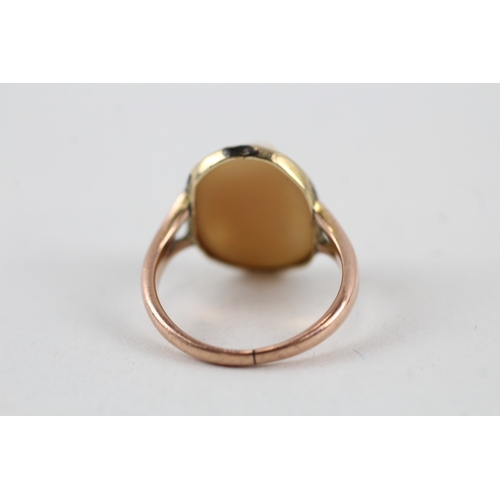 109 - 9ct gold antique shell cameo dress ring with split shoulders (2.8g) Size  M