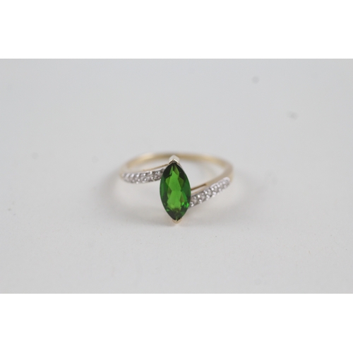 13 - 10ct gold marquis cut diopside and white gemstone dress ring (1.9g) Size  O