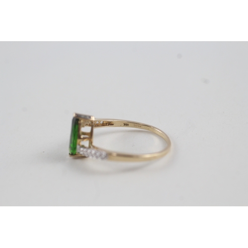 13 - 10ct gold marquis cut diopside and white gemstone dress ring (1.9g) Size  O