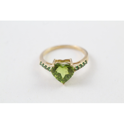 38 - 10ct gold heart cut peridot solitaire dress ring with green gemset shoulders (2.6g) Size  O