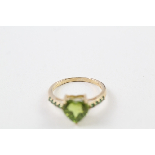 38 - 10ct gold heart cut peridot solitaire dress ring with green gemset shoulders (2.6g) Size  O