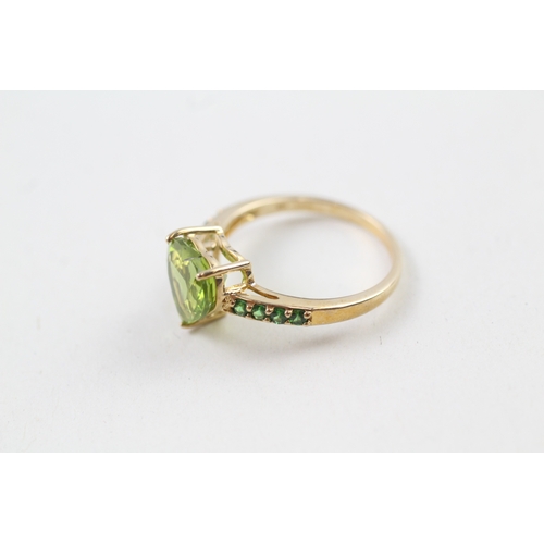 38 - 10ct gold heart cut peridot solitaire dress ring with green gemset shoulders (2.6g) Size  O