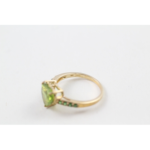 38 - 10ct gold heart cut peridot solitaire dress ring with green gemset shoulders (2.6g) Size  O