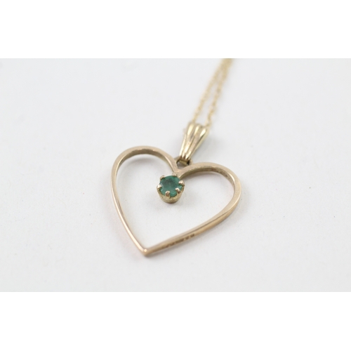 46 - 9ct gold emerald heart pendant w/ chain (1.7g)