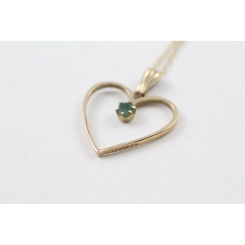 46 - 9ct gold emerald heart pendant w/ chain (1.7g)