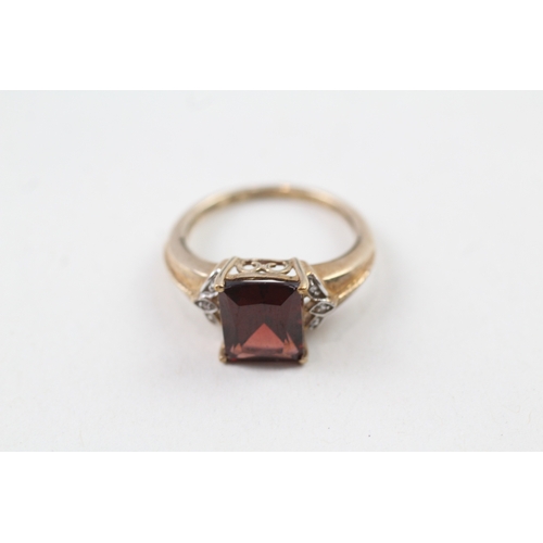 59 - 9ct gold garnet & diamond ring (3.4g) Size  O