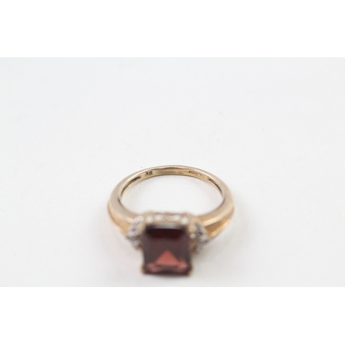 59 - 9ct gold garnet & diamond ring (3.4g) Size  O