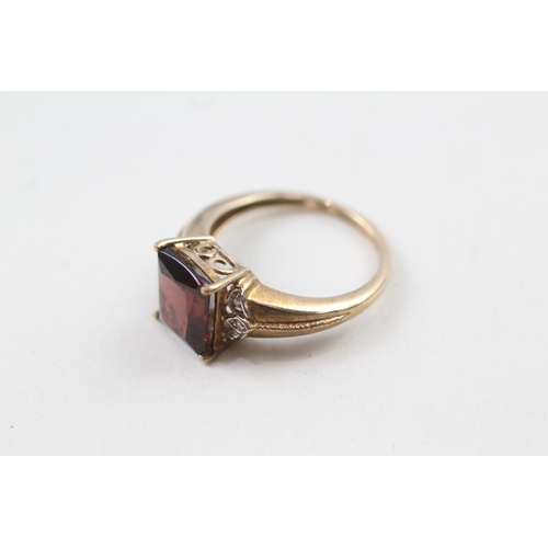 59 - 9ct gold garnet & diamond ring (3.4g) Size  O