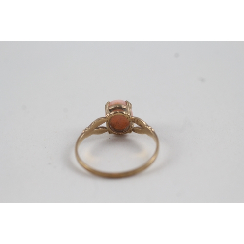 7 - 9ct gold vintage coral cabochon cut dress ring with split shoulders (1.2g) Size  L