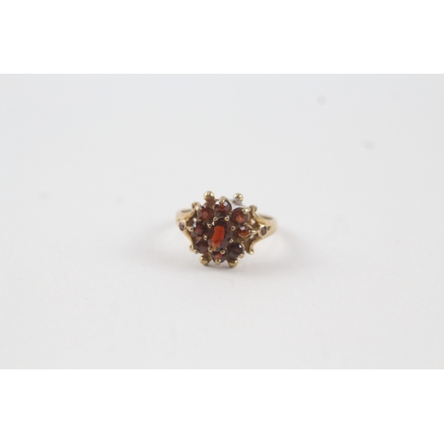 70 - 9ct gold vintage garnet cluster dress ring (2.6g) Size  L