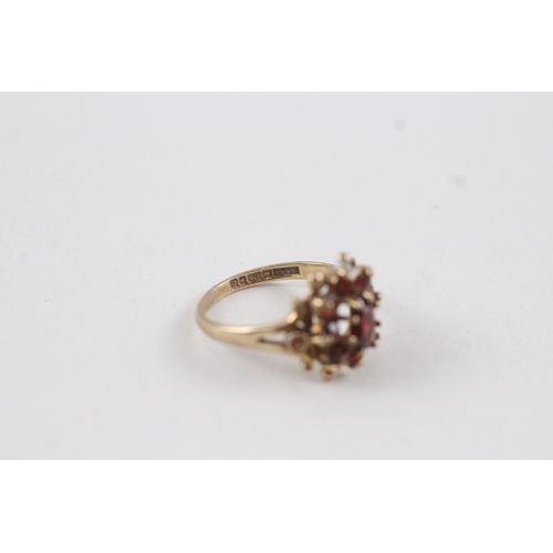 70 - 9ct gold vintage garnet cluster dress ring (2.6g) Size  L