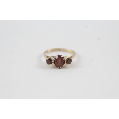 73 - 9ct gold vintage garnet graduated trilogy dress ring (2.2g) Size  N