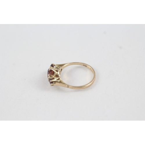 73 - 9ct gold vintage garnet graduated trilogy dress ring (2.2g) Size  N