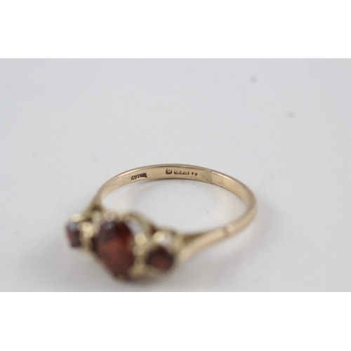 73 - 9ct gold vintage garnet graduated trilogy dress ring (2.2g) Size  N