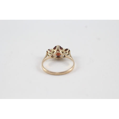 73 - 9ct gold vintage garnet graduated trilogy dress ring (2.2g) Size  N