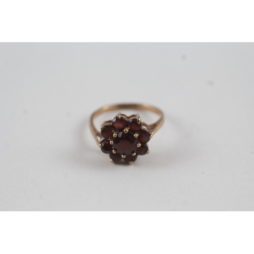 8 - 9ct gold vintage garnet floral cluster dress ring (3g) Size  N