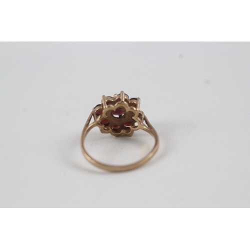 8 - 9ct gold vintage garnet floral cluster dress ring (3g) Size  N