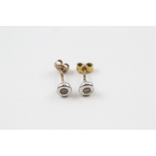 95 - 9ct gold diamond stud earrings (1g)