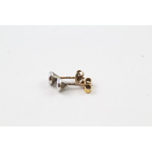 95 - 9ct gold diamond stud earrings (1g)