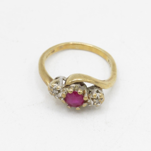 11 - 9ct gold vintage ruby & diamond three stone ring (1.8g) AS SEEN - MISHAPEN Size  H