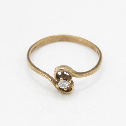 14 - 9ct gold vintage diamond solitaire ring (0.9g) AS SEEN - MISHAPEN Size  M