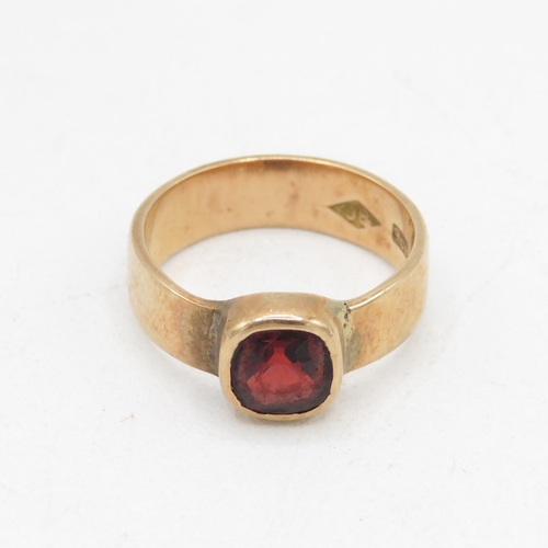 18 - 9ct gold antique garnet dress ring, bezel set (3.5g) Size  I