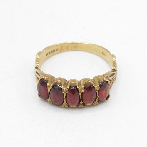 26 - 9ct gold vintage garnet five stone ring (2.4g) Size  J