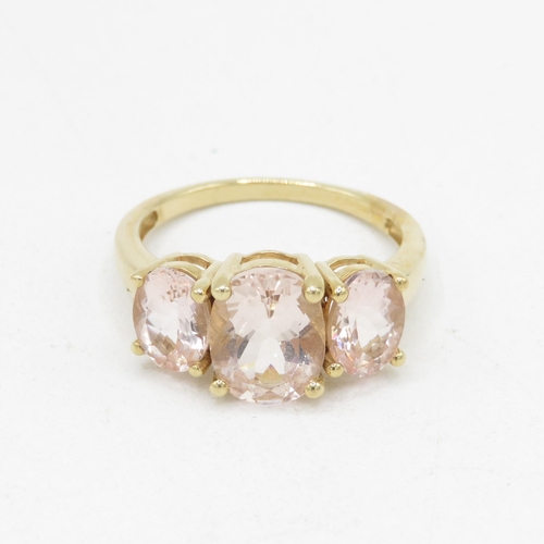 83 - 9ct gold oval cut pink morganite set trilogy ring (2.9g) Size  M