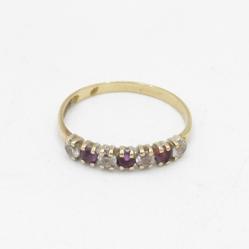 90 - 9ct gold amethyst and cubic zirconia seven stone eternity ring (1.3g) AS SEEN - MISHAPEN Size  N