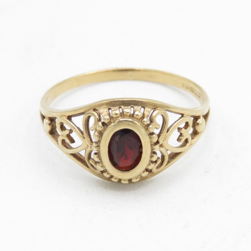 101 - 9ct gold vintage garnet dress ring with patterned shoulders (1.4g) Size  N